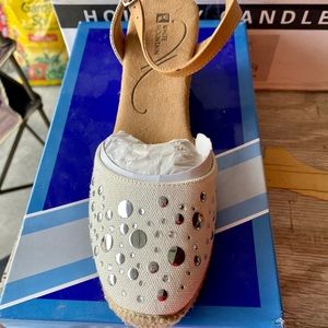 Woman’s Off white shoes